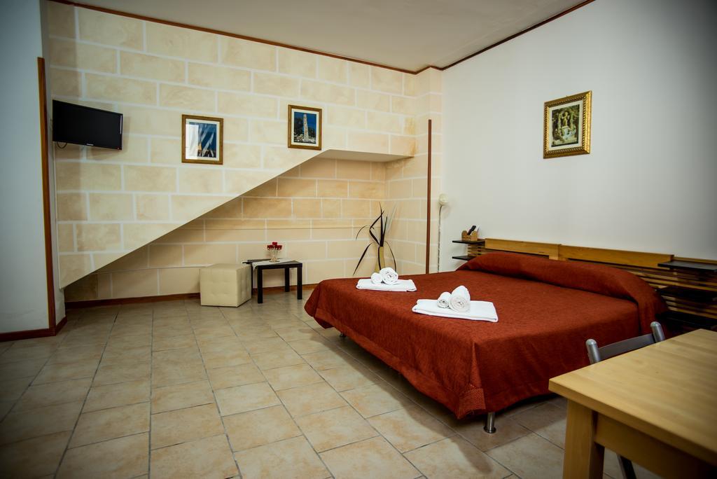 Hotel Residence Lupiae Lecce Bagian luar foto